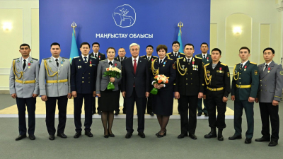 Токаев наградил сотрудников правоохранительных органов Мангистауской области