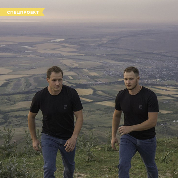 «У нас одна жизнь на двоих»: Каково это — родиться с лучшим другом?