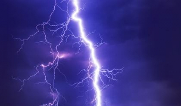 Молния попала в футболиста прямо во время матча