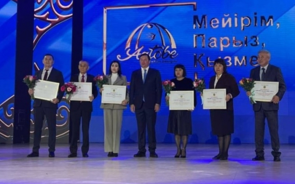 Тех, кто помогает людям жить, поздравили и наградили