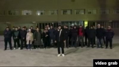В Жанаозене жители, протестующие перед акиматом, сообщили о нападении на них неизвестных
