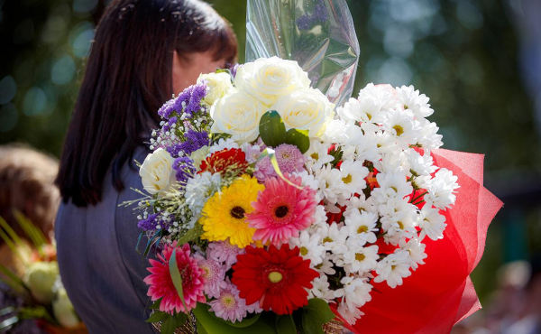 Депутаты предложат разрешить дарить учителям подарки до ₽10 тыс.