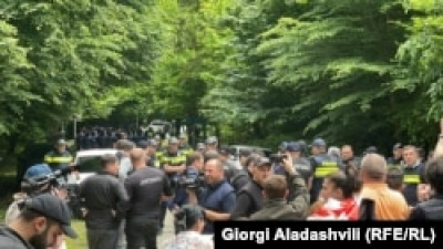 В Грузии активисты пришли к отелю, в котором, по сообщениям СМИ, остановилась дочь Лаврова