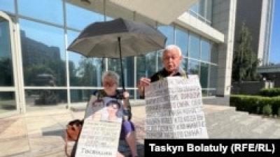 В Усть-Каменогорске суд дал предупреждения пенсионерам, задержанным после пикета с требованием расследовать смерть их сына