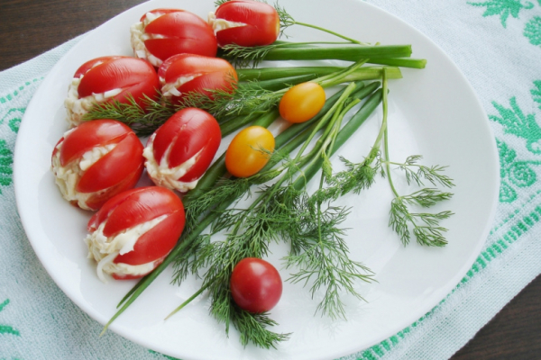Салат-закуска &laquo;Тюльпаны&raquo; &mdash; на праздничный стол к 8 Марта: рецепт простой, ингредиенты &mdash; доступные