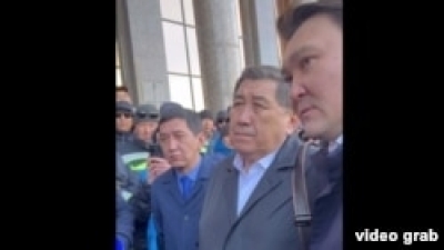 Вышедшие к протестующим депутаты мажилиса заявили, что «не в силах помочь, но пришли выслушать»