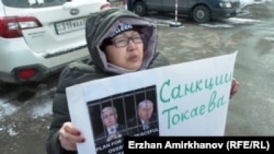 Астанчанка с инвалидностью требовала наложения санкций на Токаева у здания представительства Европарламента