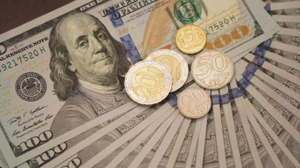 Доллар подешевел больше чем на 3 тенге на бирже в Казахстане