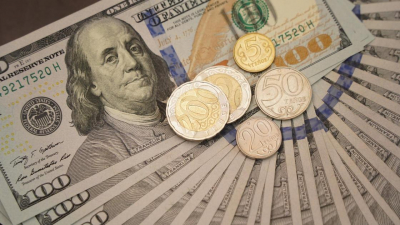 Доллар подешевел больше чем на 3 тенге на бирже в Казахстане