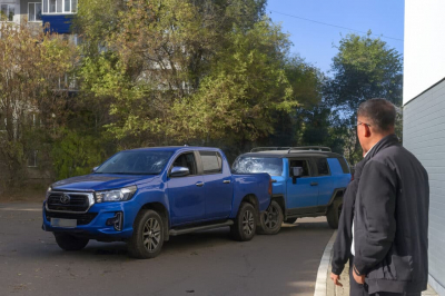 В Уральске водители двух внедорожников устроили конфликт, переросший в ДТП