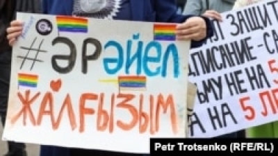 «Дайте дорогу феминизму!» Сотни человек вышли на женский марш в Астане