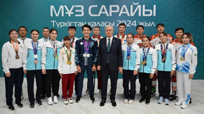 Хоккеисты сделали подарок Токаеву в Туркестане (фото)
