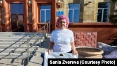 В Караганде вышедшую к зданию суда жительницу доставили в полицию, взяли с нее объяснительную