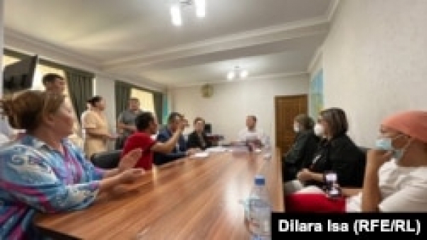 «Завтра операция, а врача нет». Собравшиеся в Шымкенте потребовали вернуть к работе уволенного трансплантолога