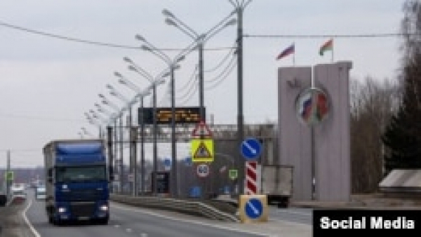 В Беларуси на границе с Россией начали перекапывать и заваливать деревьями дороги