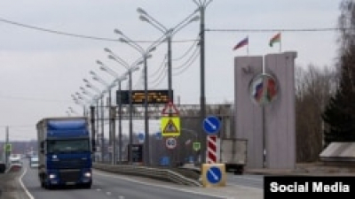 В Беларуси на границе с Россией начали перекапывать и заваливать деревьями дороги