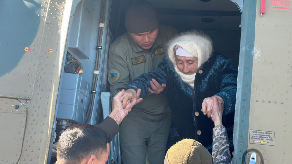 Круглосуточно работают в районах наводнения военнослужащие Вооруженных сил