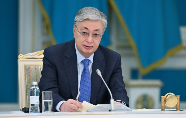 Маслихат Аксу сэкономил 3 104 тенге на портретах Токаева