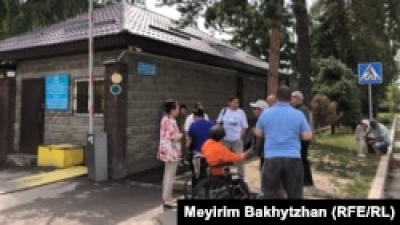 Собравшиеся перед зданием полиции требуют выпустить журналиста Думана Мухаметкарима. Сегодня день его освобождения
