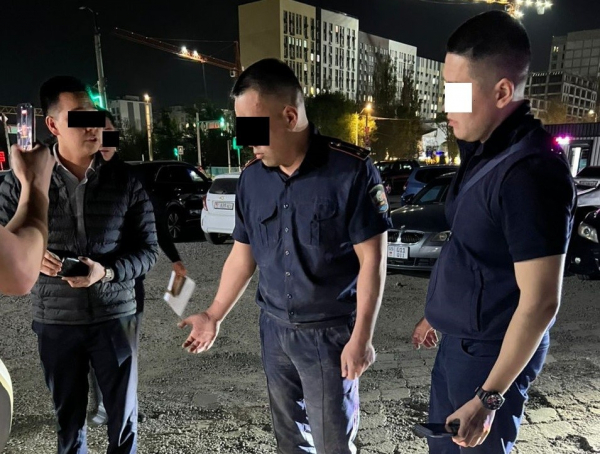 ГКНБ задержал инспектора УПСМ за вымогательство взятки