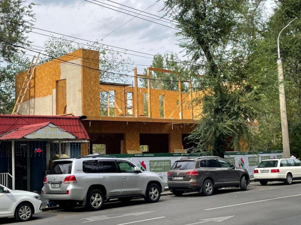 Двухэтажное здание сносят в центре Алматы