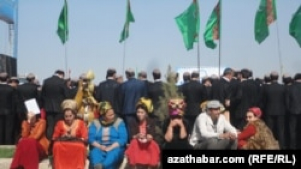 В Туркменистане власти на встрече с бюджетниками призвали граждан не отправлять информацию Азатлыку