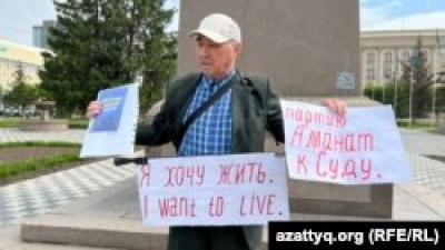 Житель Уральска провел пикет с требованием привлечь партию «Аманат» к суду