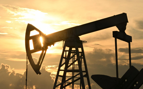 Цены на нефть упали ниже $100 после резкого роста