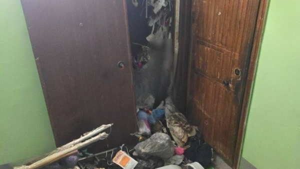 Тело вывалилось вместе с горой хлама: пожилую женщину нашли мертвой в замусоренной квартире 21/03/2026 &ndash; Новости