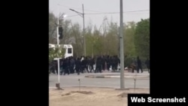 Жителей Жанаозена, поддержавших задержанных в Астане нефтяников, доставили в полицию