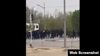 Жителей Жанаозена, поддержавших задержанных в Астане нефтяников, доставили в полицию