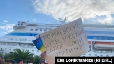 В Батуми вновь протестуют против захода лайнера с туристами из России