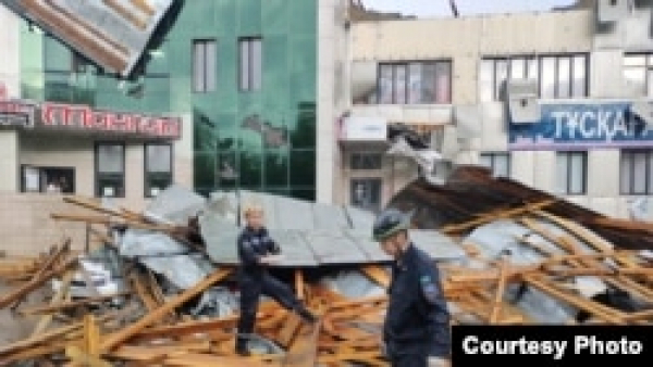 В Павлодаре из-за непогоды сорвало кровлю торгового дома. Сообщается о двух пострадавших