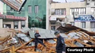 В Павлодаре из-за непогоды сорвало кровлю торгового дома. Сообщается о двух пострадавших