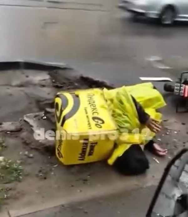 Вместо помощи камера: в Бишкеке очевидец снимал пострадавшего курьера