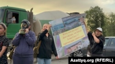 В Алматы жители ЖК протестовали против соседства их домов с заводом