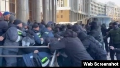 Всех протестующих у Минэнерго задержали и повезли в отделения полиции