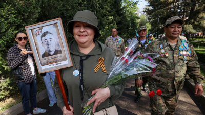 Георгиевские ленточки, гвоздики и «Рожденные в СССР». Как в Алматы прошел День Победы
