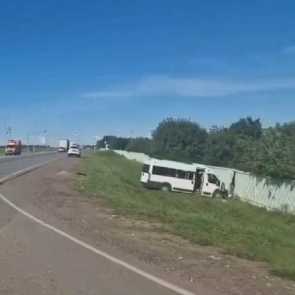 Автобус с пассажирами вылетел в кювет после столкновения с легковушкой в РТ