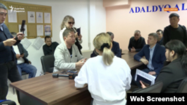 Активисты оппозиционной «Алға, Қазақстан!» в 17-й раз подали документы на регистрацию партии