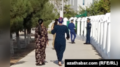 Полиция в Туркменистане задержала двух женщин за ношение «неподобающей одежды»