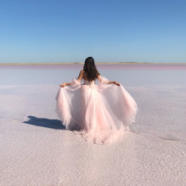 Розовое озеро в Казахстане: Как туда добраться и что там делать?