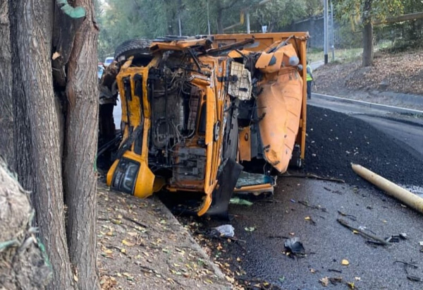 Грузовик на скорости снес газовую опору в Алматы (ВИДЕО)