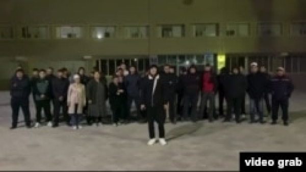 Требующие постоянного трудоустройства жители Жанаозена заночевали у здания акимата