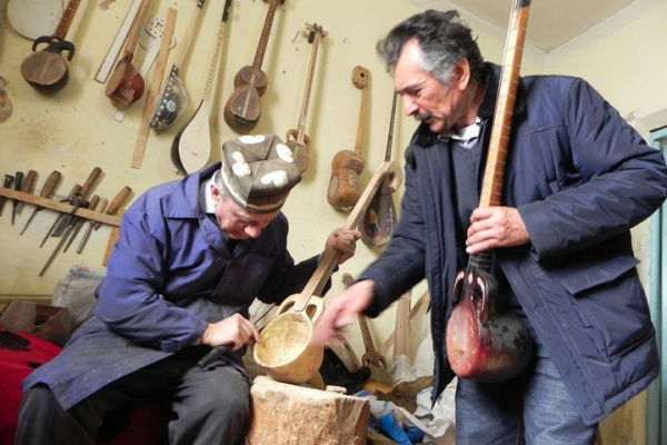 ИЗГОТОВЛЕНИЕ МУЗЫКАЛЬНЫХ ИНСТРУМЕНТОВ. Мастера по изготовлению музыкальных инструментов сохраняют народную музыкальную культуру и наследие предков