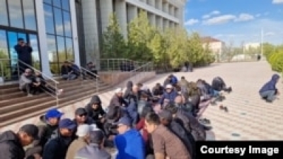 Более сотни рабочих нефтяников перед офисом «Озенмунгайгаза» требуют трудоустройства в «стабильной» компании