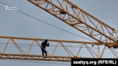 Житель СКО, не согласный с решением суда, забрался на башенный кран в Астане и угрожал сжечь себя