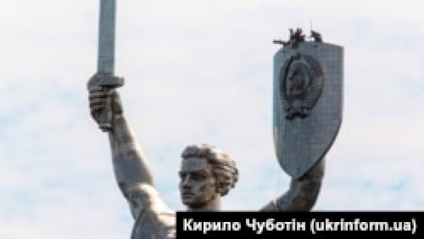 На монументе «Родина-мать» в Киеве начали демонтировать советский герб
