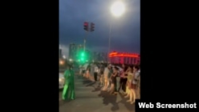 В Астане жители нескольких жилых комплексов перекрывали улицу из-за отсутствия воды. Её ждут больше недели
