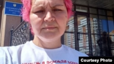 В Караганде задержали активистку, пришедшую к зданию суда с вещами после выселения из квартиры